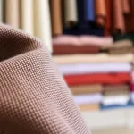 Poliester czy wiskoza – który materiał wybrać dla siebie?